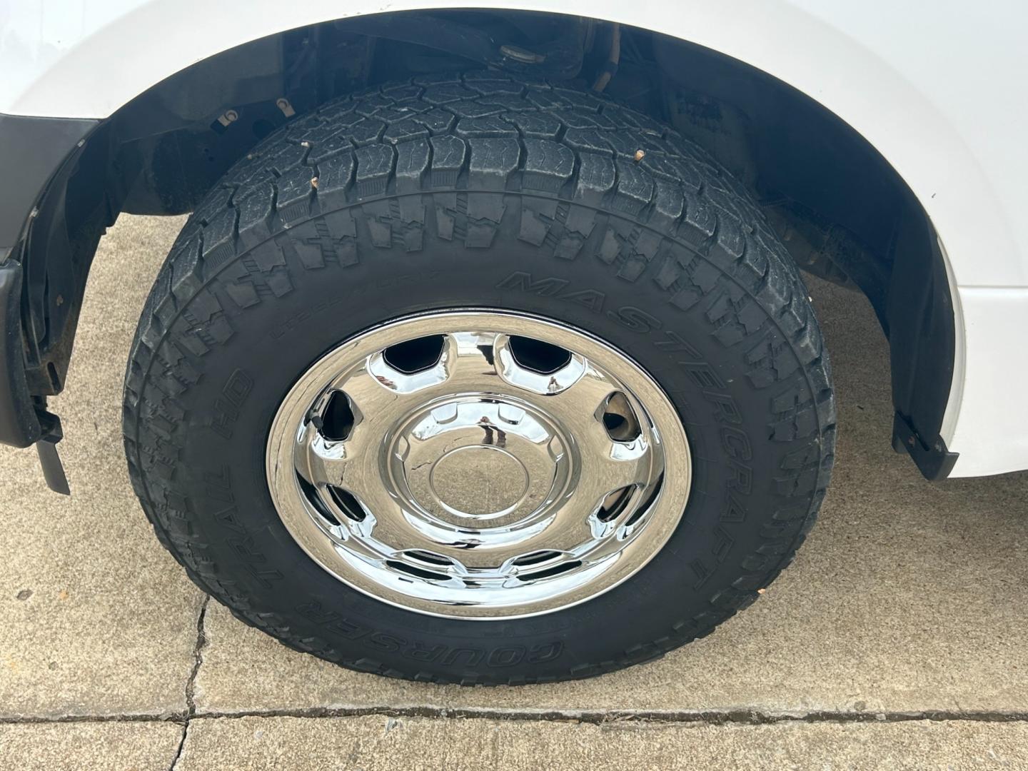 2017 White /Gray Ford F-150 XLT SuperCab 8-ft. Bed 4WD (1FTEX1EF4HK) with an 5.0L V8 OHV 16V engine, 6-Speed Automatic transmission, located at 17760 Hwy 62, Morris, OK, 74445, (918) 733-4887, 35.609104, -95.877060 - Photo#27